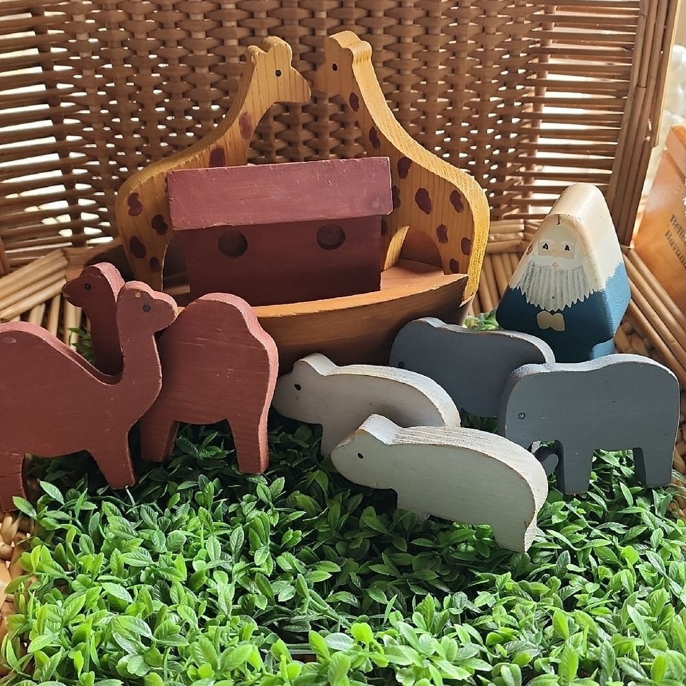 Vintage Primitive Wooden Painted Noah's ARK